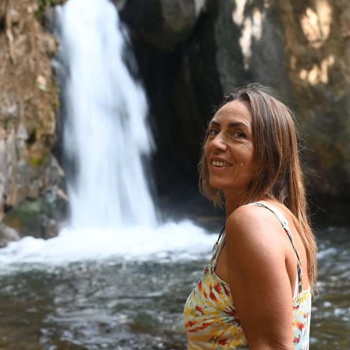 Cécile Lecomte souriante devant une cascade